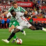 Quincy Promes, en un derbi contra el Betis en su etapa en el Sevilla