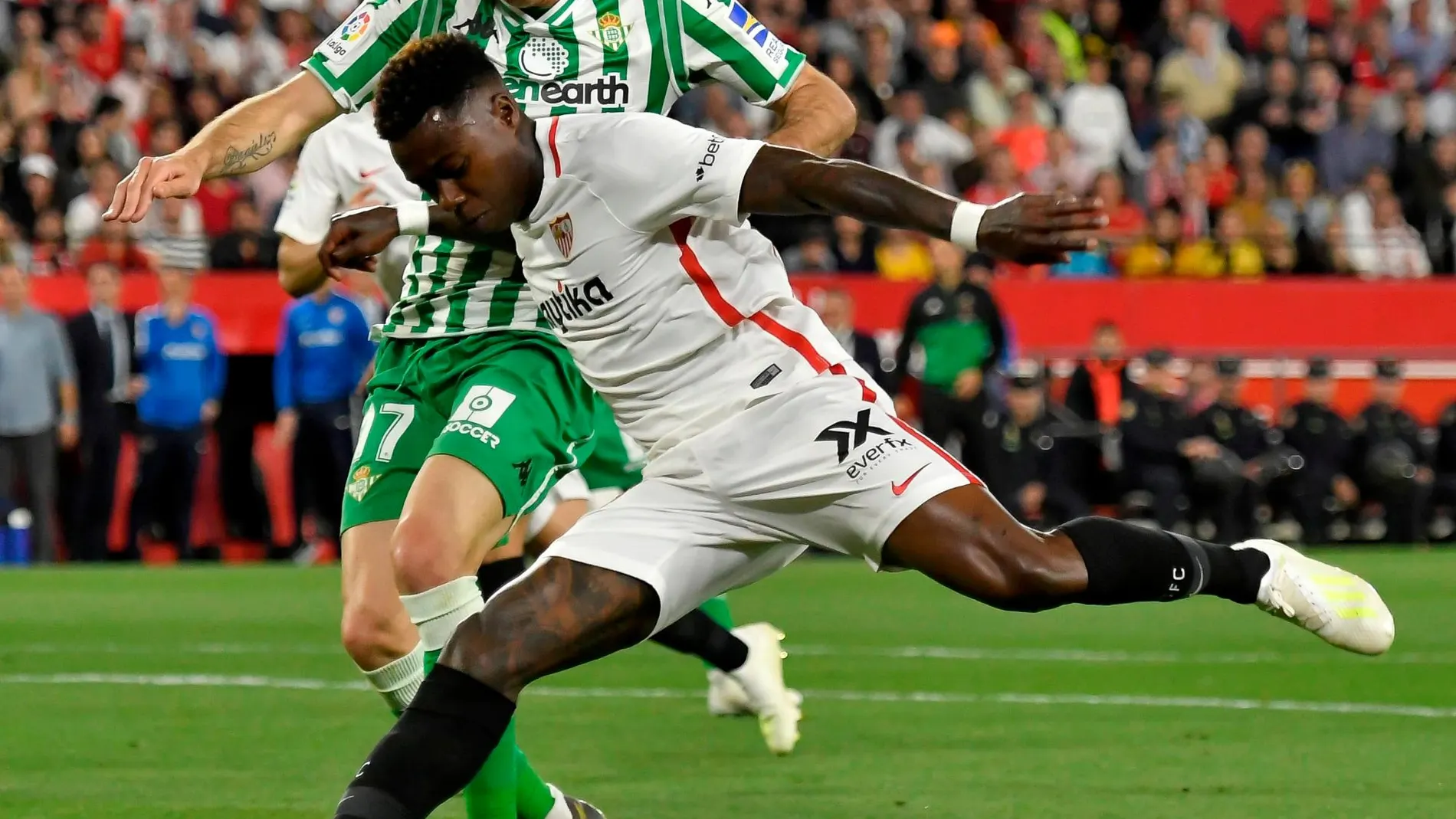 Quincy Promes, en un derbi contra el Betis en su etapa en el Sevilla