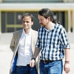 Iglesias junto al edil de Barcelona en Comú, a la salida de la cárcel de Soto del Real