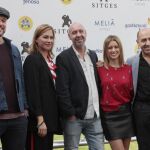 El director Jaume Balagueró, posa junto a los actores, Elliot Cowan, Franka Potente y Manuela Vellés, y el productor Carlos Fernández, durante la presentación de su película "Muse"