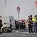 Los agentes, junto al coche en el que fueron interceptados los terroristas abatidos en Cambrils.