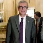 El exministro y presidente del Círculo de Economía y de Vueling, Josep Piqué (d), junto a la también exministra, Carme Chacón, y el alcalde de Tarragona, Josep Félix Ballesteros.