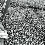 Benito Mussolini en el balcón del Palacio de Venecia