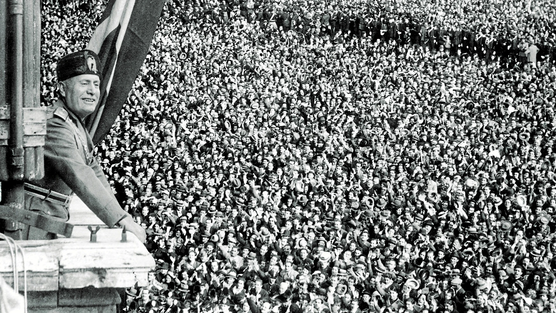 Benito Mussolini en el balcón del Palacio de Venecia