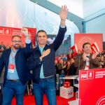 Pedro Sánchez (i), junto al alcalde de Mérida y candidato del PSOE a la reelección, Antonio Rodríguez Osuna (i), y el secretario general del PSOE de Extremadura, Guillermo Fernández Vara (d).