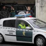 Agentes de la UCO de la Guardia Civil, trasladan en un vehículo al hombre que ha sido detenido por la Guardia Civil por una presunta agresión sexual en Boiro (A Coruña). EFE/Lavandeira jr