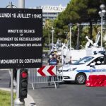 La policía monta un cordón de seguridad en el paseo de los Ingleses de Niza el 18 de julio de 2016, mientras los ciudadanos guardaban un minuto de silencio por las víctimas