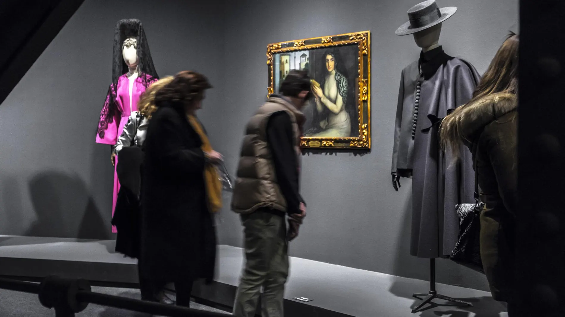 A la izquierda, un vestido de Juan Vidal, a la derecha, una capa de Oteyza / Foto: Guillermo Gumiel