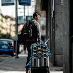 Óscar Mansilla carga con todas las herramientas por el riesgo de dejarlas en la furgoneta en el aparcamiento disuasorio / Foto: Gonzalo Pérez