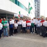 Protesta de ayer a las puertas del juzgado sevillano donde se iba a celebrar el juicio, en la que participaron Óscar Reina y Juan Manuel Sánchez Gordillo