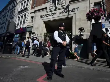 Un policía patrulla en Londres, en una imagen de archivo Un policía patrulla en Londres, en una imagen de archivo