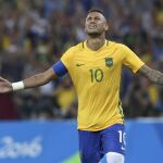 Neymar celebra el oro tras transformar el último penalti