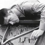 El compositor fuma un cigarrillo entre las cuerdas de un piano