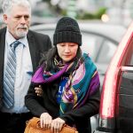 Meng Wanzhou, directora financiera de Huawei, acompañada por un guardia de seguridad en Vancouver