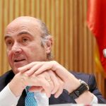 De Guindos considera que España no necesita a las agencias de rating para demostrar la solvencia de la deuda
