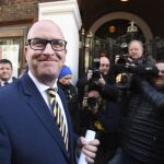 El exnúmero dos del eurófobo Partido por la Independencia del Reino Unido (UKIP), Paul Nuttall (i), llega al Emanuel Centre en Westminster, Londres, Reino Unido, hoy, 28 de noviembre de 2016