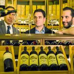 De izda. a dcha., el sumillier Rafael Sandoval, el enólogo de Viña Pomal (abajo, el reserva), y Mario Sandoval, embajador del proyecto