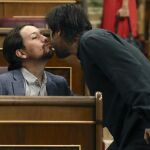 El líder de Podemos, Pablo Iglesias, saluda al diputado de su formación Rafa Mayoral, ayer en el Congreso de los Diputados.