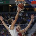 El base del Real Madrid Sergio Llull intenta una canasta ante pívot ucraniano del Rio Natura Monbus Obradoiro, Artem Pustovyi