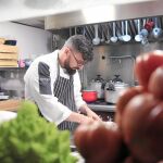El chef Jesús Segura, para realizar su oficio, prefiere rodearse de profesionales motivados