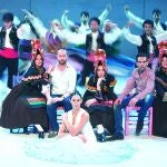 Antonio Najarro, a la derecha, y Nicolás Vaudelet, junto a los componentes del Ballet Nacional de España mientras interpretan una danza gallega