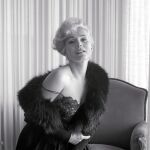 Zsa Zsa Gabor posa en su residencia de Beverly Hills en marzo de 1956