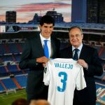 El presidente del Real Madrid, Florentino Perez, junton a Jesús Vallejo durante la presentación del jugador