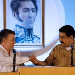 Nicolás Maduro y Juan Manuel Santos se dan la mano