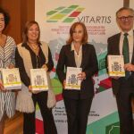 De izqda. a drcha., Carmen Suárez, la consejera Milagros Marcos, Eva González y el presidente de Vitartis, Félix Moracho