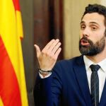 El presidente del Parlament, Roger Torrent, ayer durante la recepción al cuerpo consular de Barcelona con motivo del día de Europa celebrado en la Cámara catalana / Efe