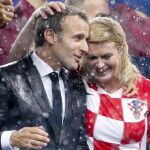 Emmanuel Macron y Kolinda Grabar-Kitarovic, completamente empapados bajo la lluvia. (AP Photo/Petr David Josek)