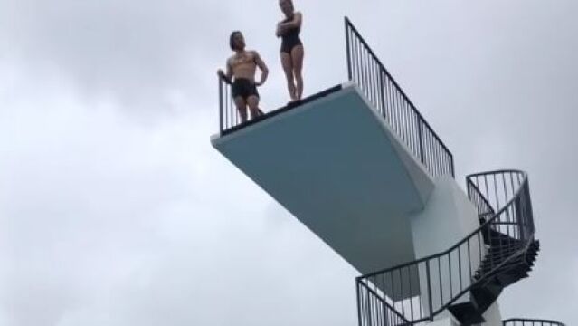 Captura del salto de Elsa Pataky