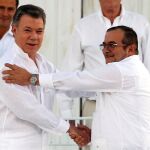 Juan Manuel Santos y Rodrigo Londono, alias Timochenko tras la firma del acuerdo de paz