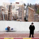 Un judío pasea delante del asentamiento de Ramat Shlomo, en Cisjordania