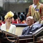 Isabel II recibe con todos los honores a los Reyes de España