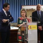 La delegada del Gobierno, María José Salgueiro; el consejero Juan Carlos Suárez-Quiñones; y el subdirector del IGN, Francisco Javier González Matesanz, presentan el nuevo mapa / Dos Santos