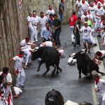 Los toros de la ganadería salmantina de Puerto de San Lorenzo, han protagonizado el primer encierro de estos Sanfermines 2018. Foto: Efe/Rodrigo Jiménez