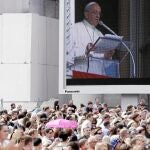 Los miles de fieles que se encontraban ayer en San Pedro respaldaron al Santo Padre en el minuto de silencio por las víctimas de Lampedusa