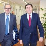 Carlos Fernández Carriedo y Pedro Llorente, a su llegada a la Comisión de Inspección, ayer en Valladolid