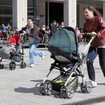 En la concentración hubo carreras de mujeres con sus carritos y niños