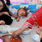 Una niña enferma iraquí que ha logrado huir de Mosul, ayer, en el campamento de Debaka
