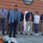 El candidato a alcalde, Ricardo Velasco, junto a su equipo
