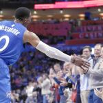 Westbrook celebra con un niño la victoria ante los Wolves
