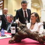 La consejera de Agricultura y Ganadería y portavoz de la Junta, Milagros Marcos, asiste a la cata de calificación de la añada 2017 de la DO Tierra de León. Junto a ella, el alcalde, Antonio Silván / Carlos S. Campillo/Ical