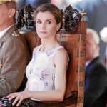 La Reina Doña Letizia en un acto oficial acompañada de su esposo