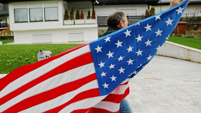 Un ciudadano estadounidense luce su bandera. Los españoles, en general, nos regodeamos en el autoodio, y la convertimos en un elemento muy propicio para cargar contra nuestra historia y contra nosotros mismos