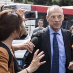 Carlo Cottarelli (dcha), exdirectivo del FMI, rodeado de medios a su llegada a la estación de Termini en Roma (Italia) / Efe