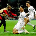 Kimpembe celebra el primer gol del PSG, que dio paso a una exhibición del conjunto francés en Old Trafford