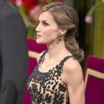 Trabajo de orfebre. Doña Letizia repitió en la gala un muy elaborado diseño de Varela