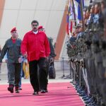 El presidente de Venezuela, Nicolás Maduro, fue recibido ayer con honores militares en el aeropuerto de Maiquetia, en Caracas